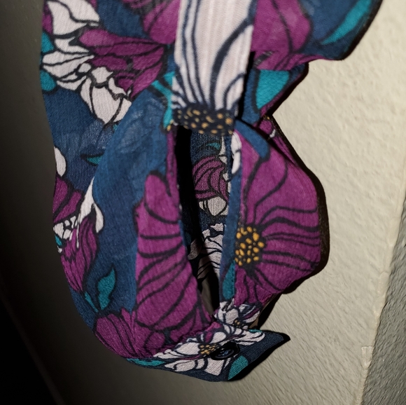 Sheer and lovely button up top - Picture 4 of 5